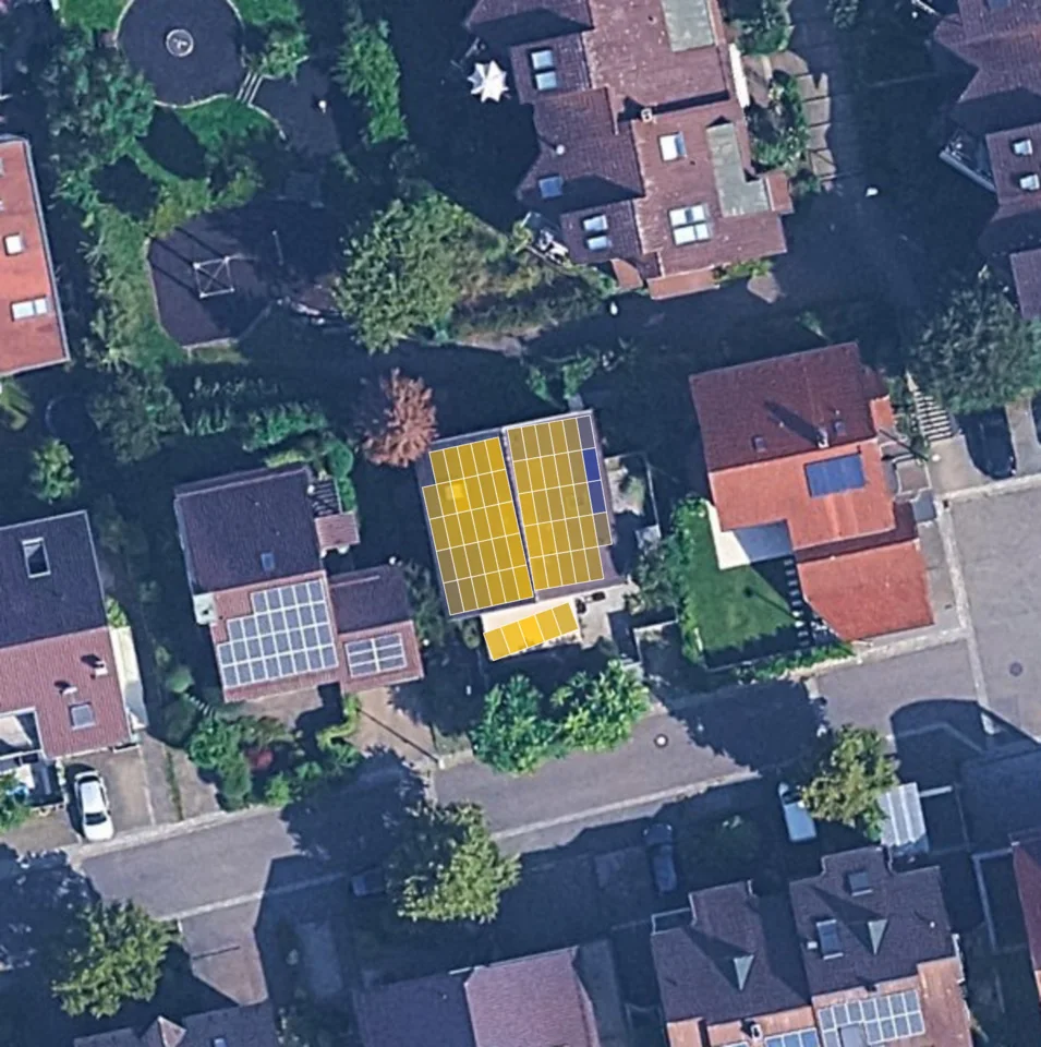 Luftbild eines Dachs mit Solarmodulen
